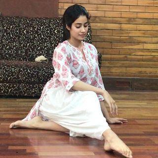 Janhvi Kapoor feet photo 15