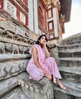 Janhvi Kapoor feet photo 10