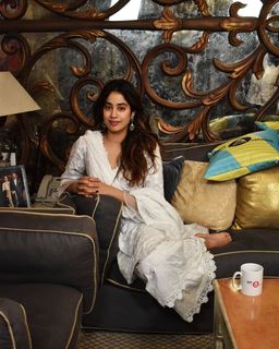 Janhvi Kapoor feet photo 9