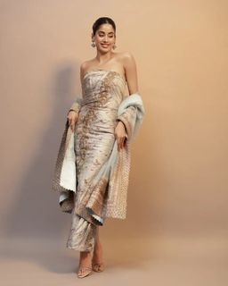Janhvi Kapoor feet photo 12