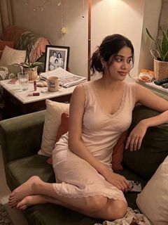Janhvi Kapoor feet photo 11