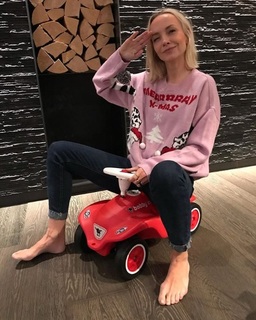 Janin Ullmann feet photo thumbnail