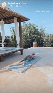 Janin Ullmann feet photo thumbnail