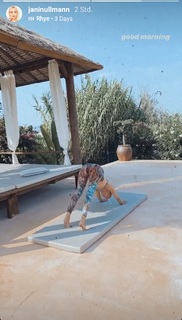 Janin Ullmann feet photo thumbnail