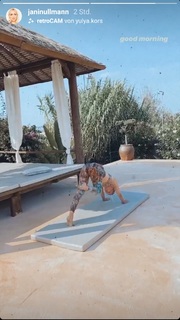 Janin Ullmann feet photo thumbnail