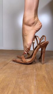 Janin Ullmann feet photo thumbnail