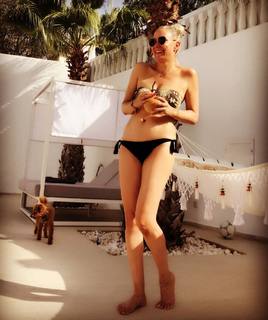 Janine Kunze feet photo thumbnail