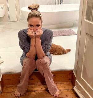 Janine Kunze feet photo thumbnail