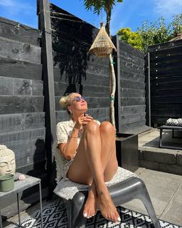 Janine Kunze feet photo thumbnail