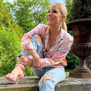 Janine Kunze feet photo thumbnail