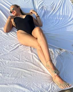 Janine Kunze feet photo thumbnail