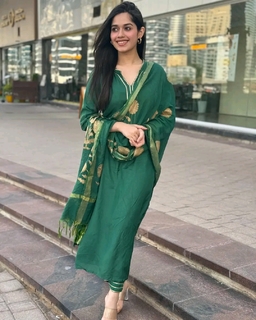 Jannat Zubair Rahmani feet photo thumbnail