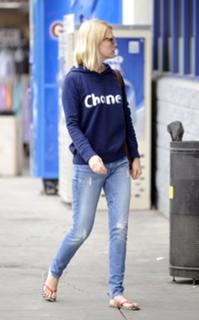 January Jones feet photo thumbnail