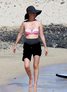 January Jones feet photo thumbnail