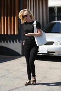 January Jones feet photo thumbnail