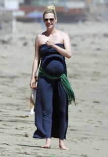 January Jones feet photo thumbnail