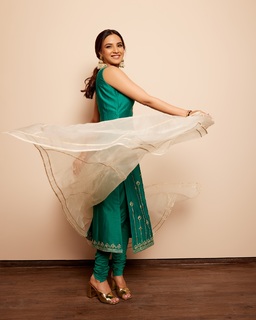 Jasmin Bhasin feet photo 1