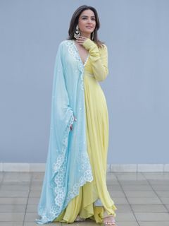 Jasmin Bhasin feet photo 3