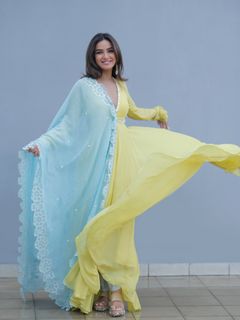 Jasmin Bhasin feet photo 2
