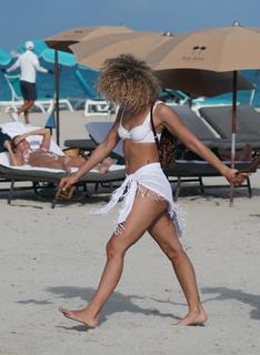 Jasmine Sanders feet photo thumbnail