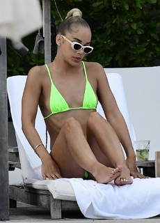 Jasmine Sanders feet photo thumbnail