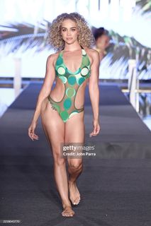 Jasmine Sanders feet photo thumbnail