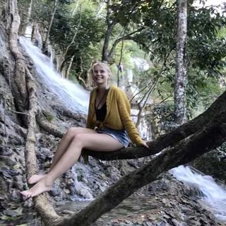 Jeanne Goursaud feet photo thumbnail