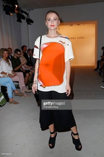 Jeanne Goursaud feet photo thumbnail