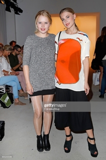 Jeanne Goursaud feet photo thumbnail