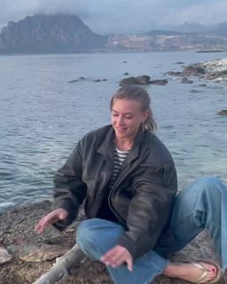 Jeanne Goursaud feet photo thumbnail