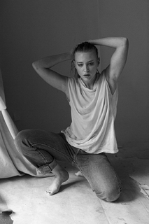 Jeanne Goursaud feet photo thumbnail