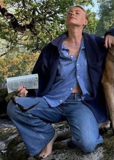 Jeanne Goursaud feet photo thumbnail