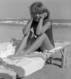 Jeanne Moreau feet photo 4