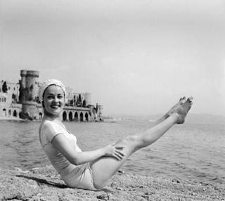Jeanne Moreau feet photo 11