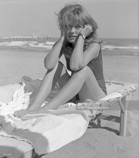 Jeanne Moreau feet photo 19