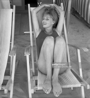 Jeanne Moreau feet photo 18