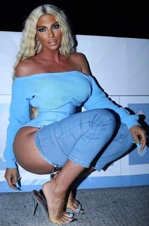 Jelena Karleusa feet photo thumbnail