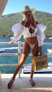 Jelena Karleusa feet photo thumbnail