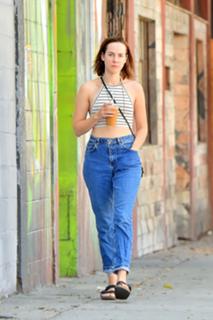 Jena Malone feet photo thumbnail