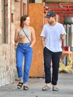Jena Malone feet photo thumbnail