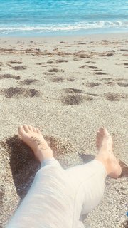 Jena Malone feet photo thumbnail