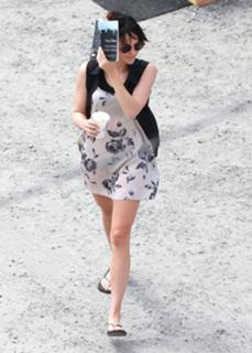 Jena Malone feet photo thumbnail