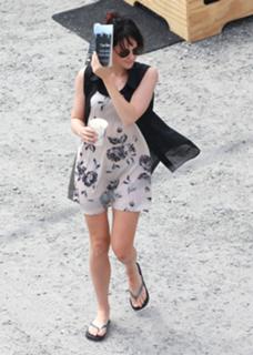Jena Malone feet photo thumbnail
