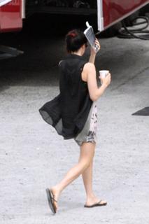 Jena Malone feet photo thumbnail