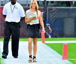 Jenn Brown feet photo thumbnail