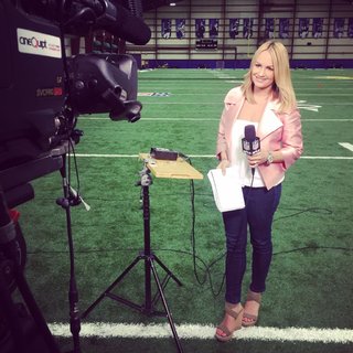 Jenn Brown feet photo thumbnail