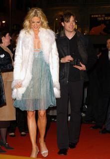 Jenna Elfman feet photo thumbnail