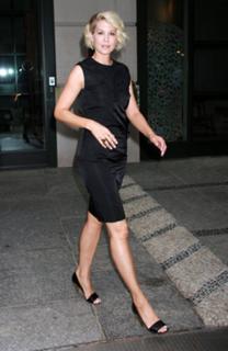 Jenna Elfman feet photo thumbnail