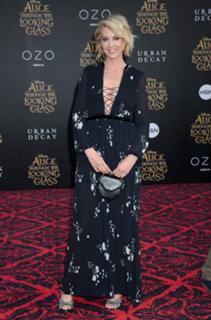 Jenna Elfman feet photo thumbnail