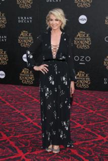 Jenna Elfman feet photo thumbnail